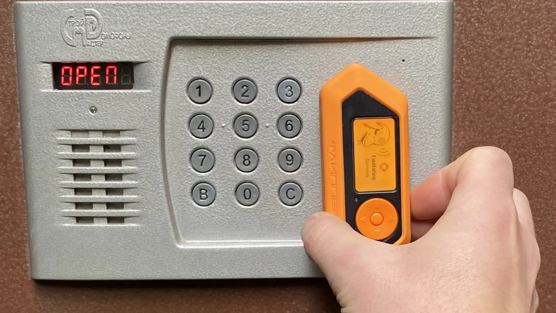 Flipper Zero es capaz de clonar casi cualquier dispositivo que use señales inalámbricas