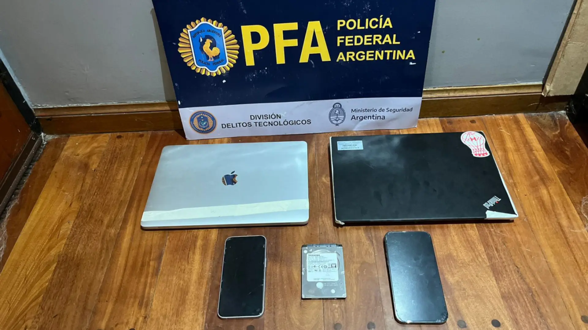 La Policía Federal incautó computadoras, celulares y 300.000 dólares