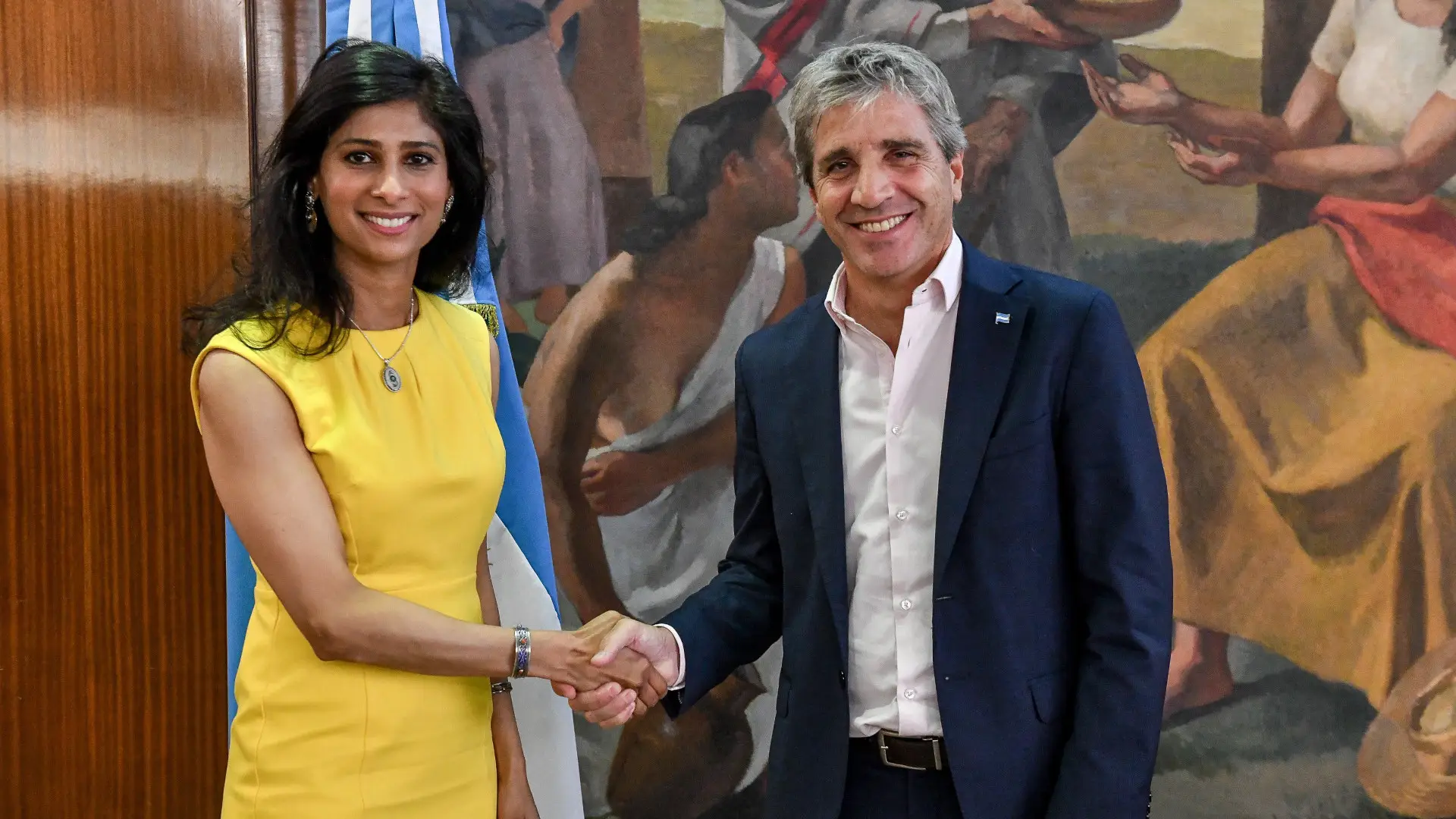 La vice del FMI, Gita Gopinath; junto al ministro de Economía, Luis Caputo