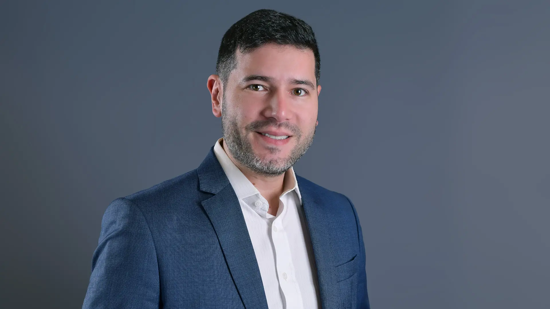 Thiago Araki remarca que Red Hat ofrece modelos de IA enfocados y especializados, pero accesibles pa