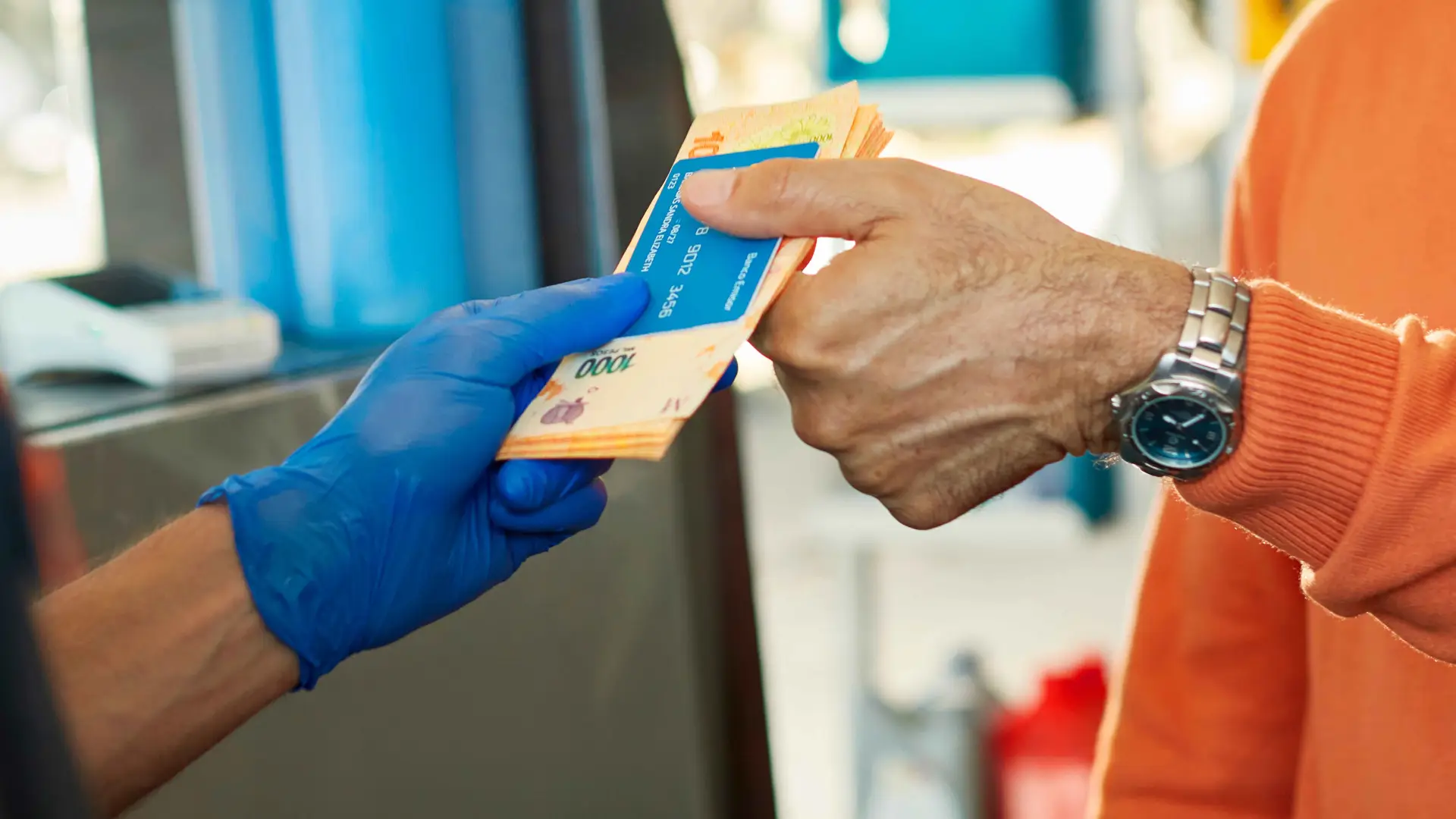 El servicio Extra Cash pueden utilizarlo usuarios que posean tarjetas de débito emitidas por Visa