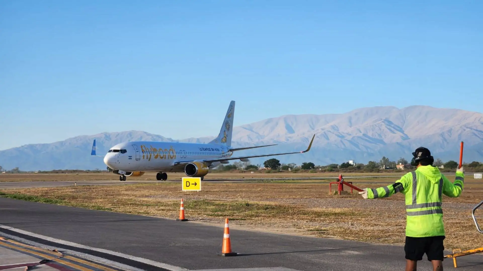 Flybondi busca incorporar nuevos profesionales de diveras áreas a su empresa