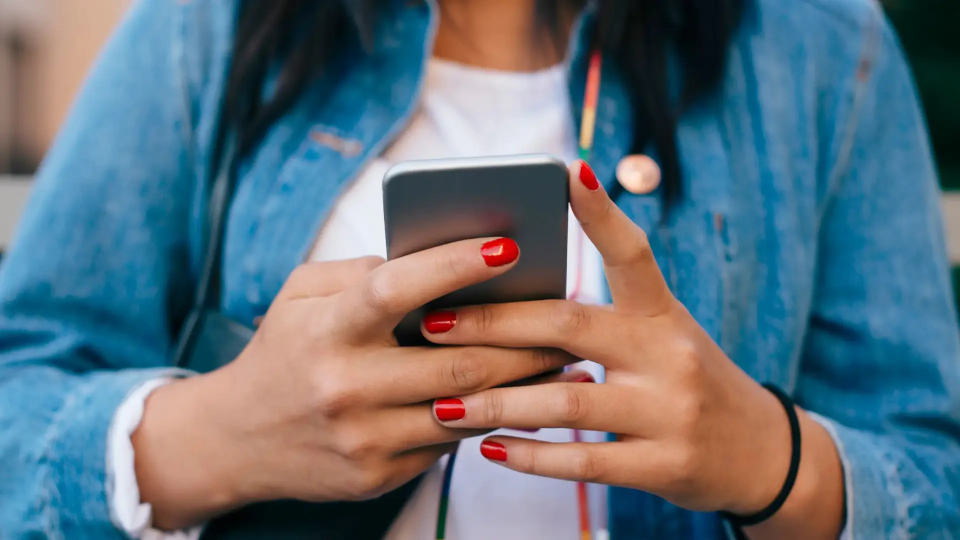 Los servicios de comunicaciones aumentaron casi 360% el último año según el Indec