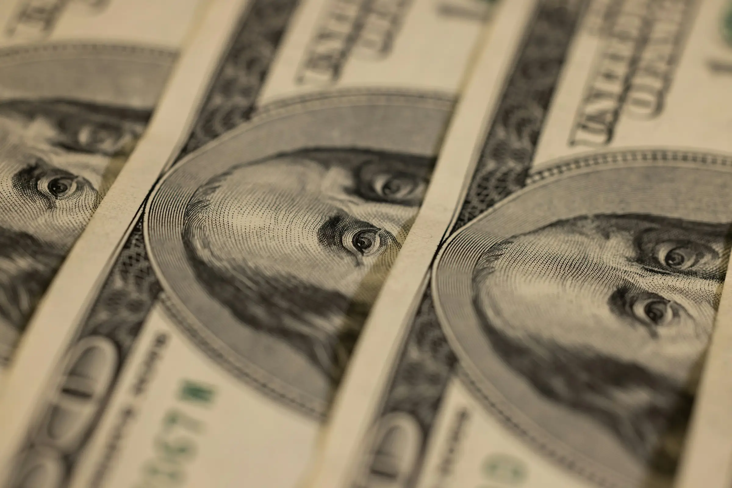 Así como aumenta el uso de dólares, también crece el riesgo de recibir billetes falsos