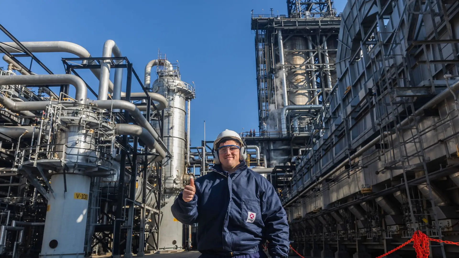 De fondo el coker de la refinería de Axion en Campana