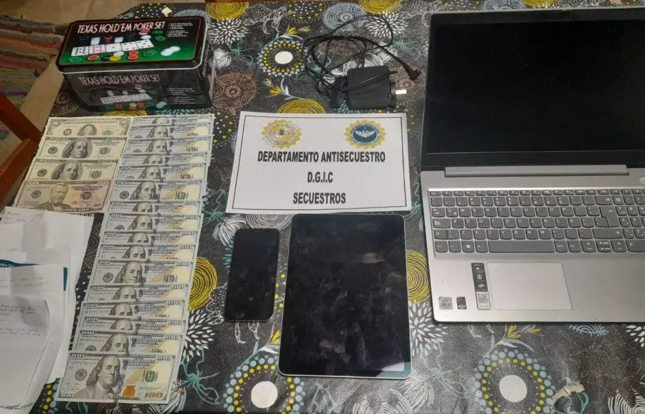 En el domicilio del trader se incautaron dólares y varios dispositivos