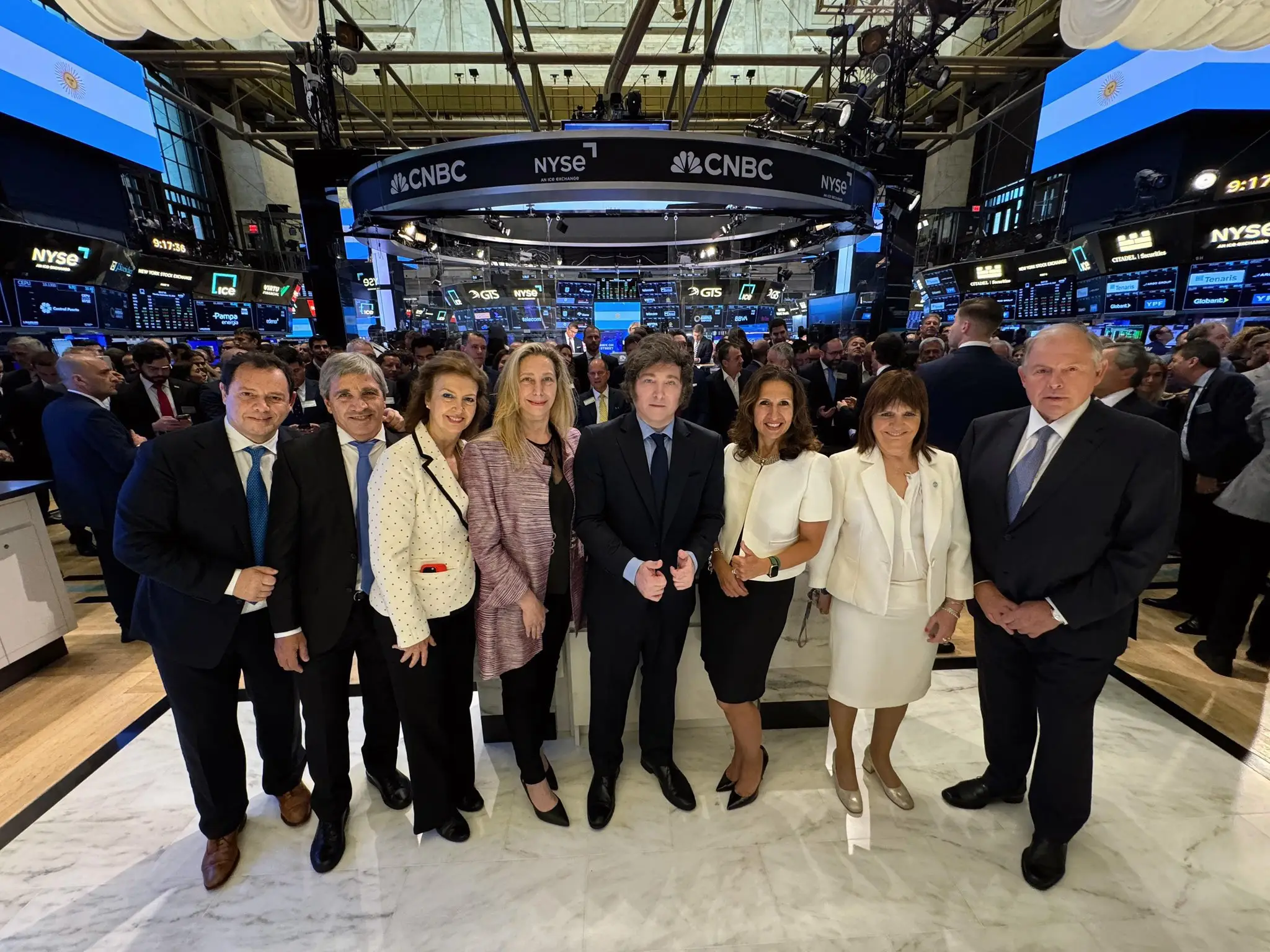 Javier Milei y los integrantes de la comitiva oficial en la Bolsa de Nueva York: Wall Street se vistió de celeste y blanco