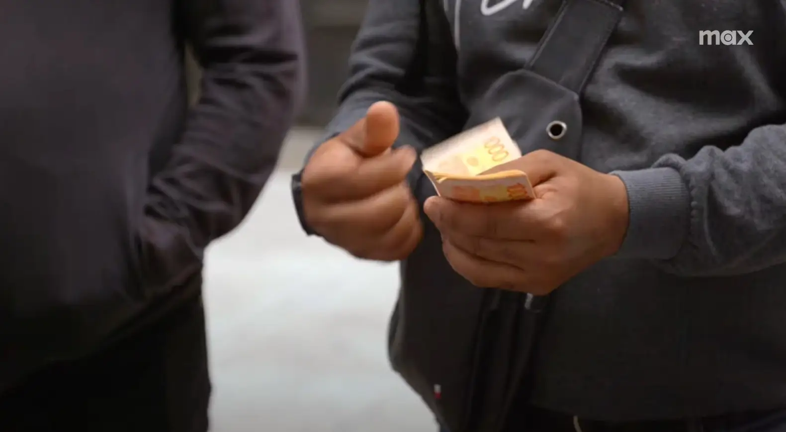 Una persona contando billetes de $1000 en el nuevo documental de HBO sobre Bitcoin