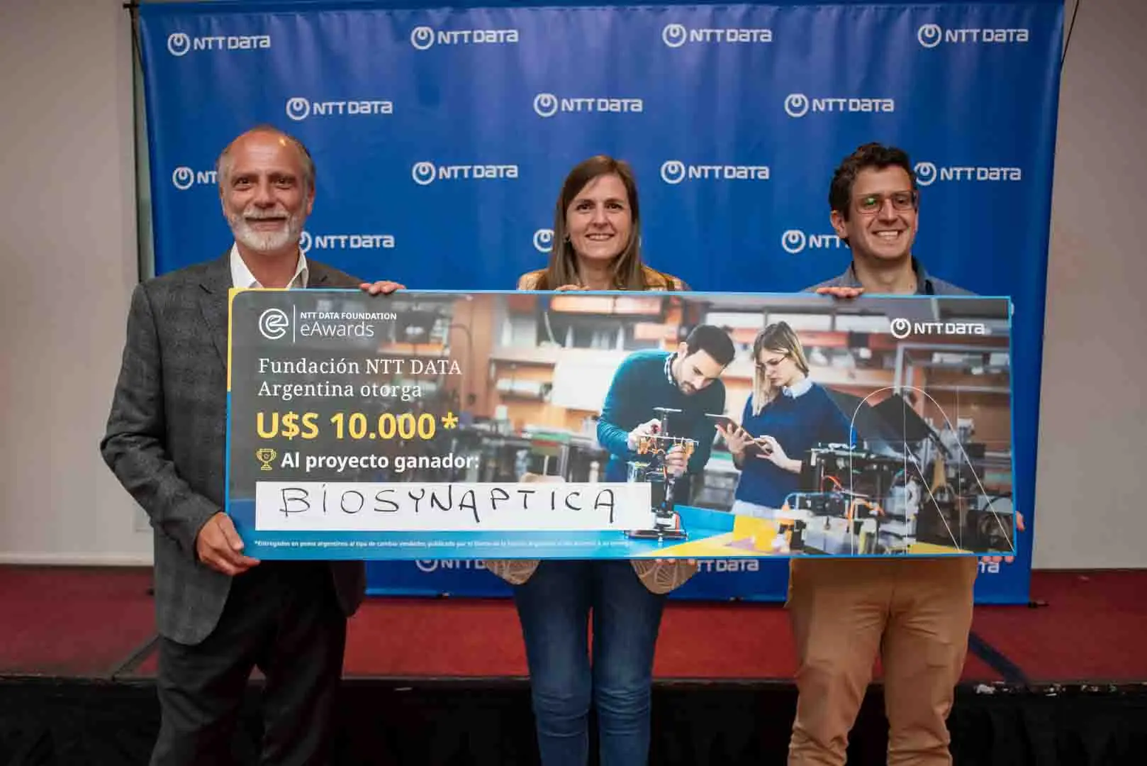 BioSynaptica recibe el cheque por u$s10.000 de manos de Pablo Pereira, CEO de NTT Data Argentina
