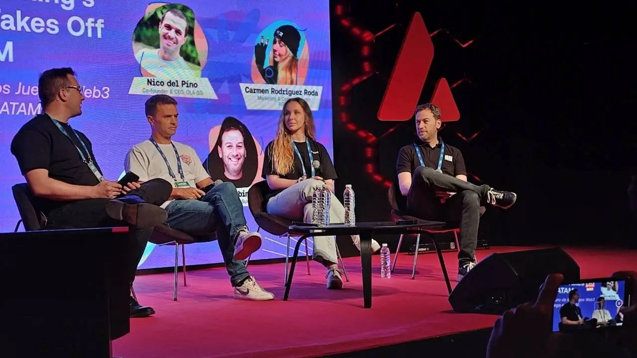 Mariano Rubinstein, Nicolás Del Pino y Carmen Rodríguez Roda en la charla, moderada por Joan Cwaik