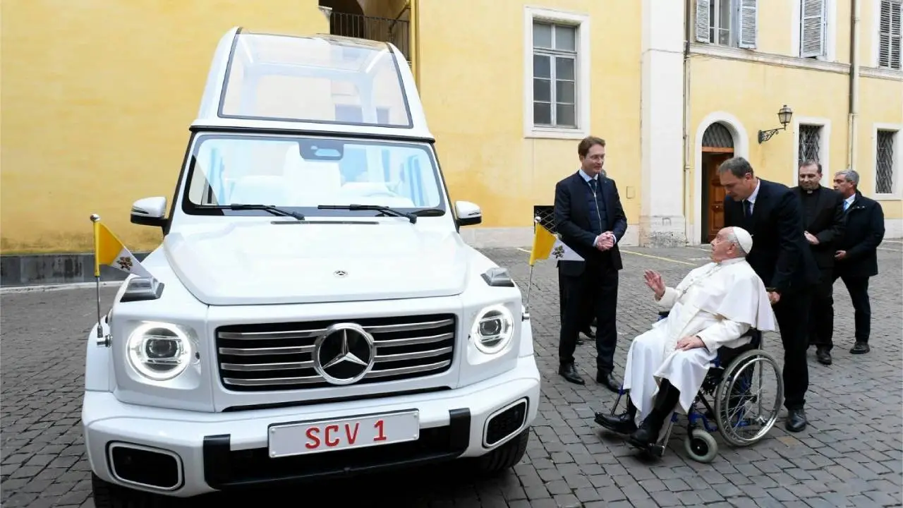 Mercedes-Benz le regaló un nuevo papamóvil eléctrico al Papa Francisco