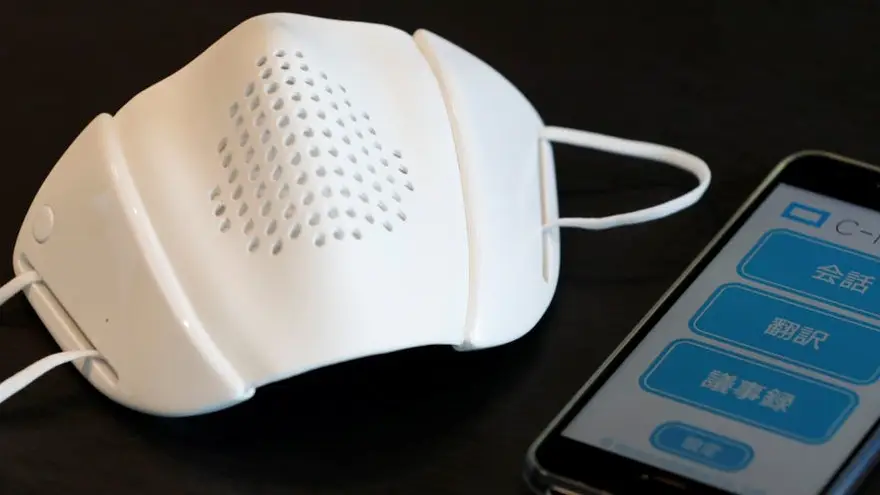 La C-Face funciona transmitiendo las palabras del portador vía bluetooth a una aplicación de smartphone que permite a la gente hablar entre sí hasta diez metros de distancia.