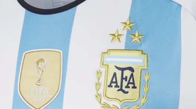 Así será la nueva camiseta de Argentina con tres estrellas.