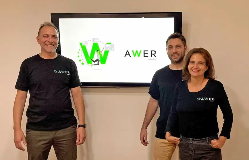Sergio Darós y Ariana Mathieu, cofundadores de Awer Reviews, junto a Franco Rossi, CTO de la firma.