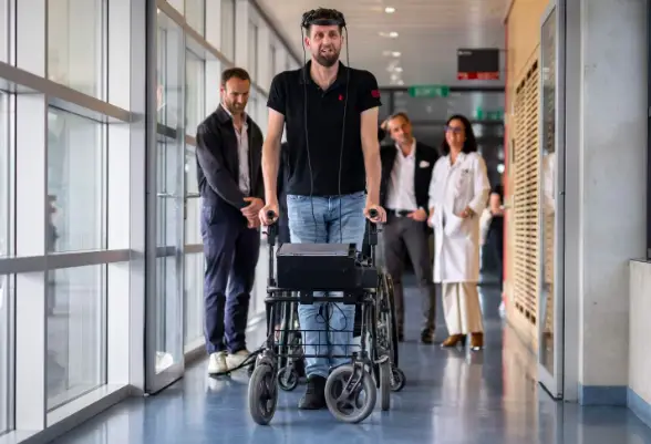Gert-Jan Oskam pudo volver a caminar luego de tener un accidente en 2011.
