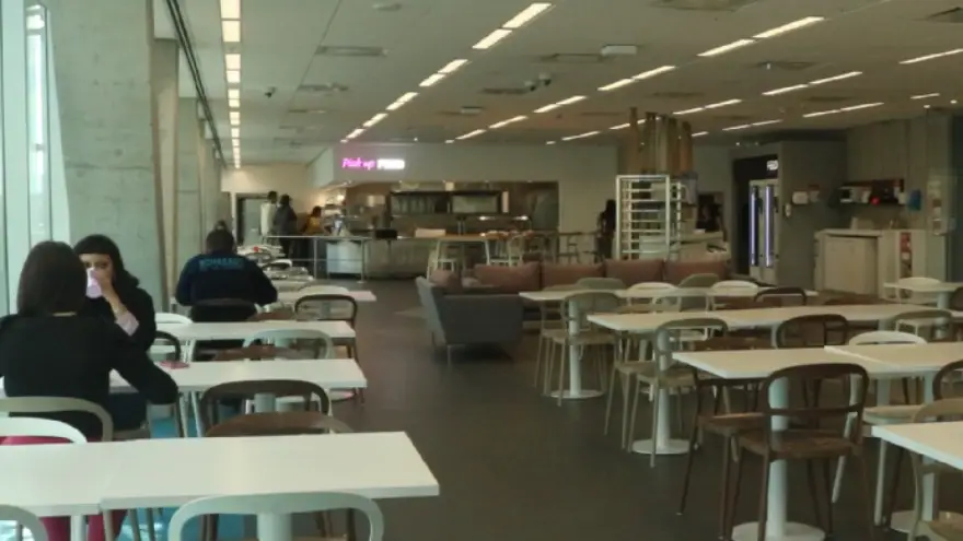 El amplio comedor de una de las sedes de Banco Galicia: uno de los amenities más usados