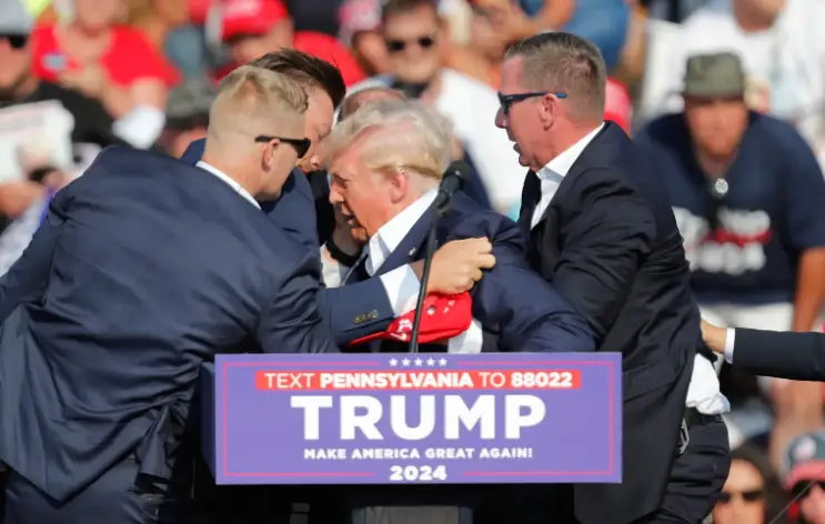 el candidato republicano Donald Trump fue retirado rápidamente del escenario tras escucharse varios disparos.